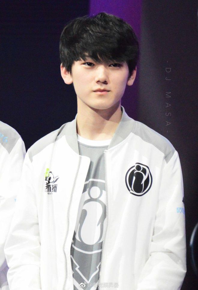 xiaocaobao 的 Vampire 爆炸性伤害 LANGX 的石人设置了一道墙，SG消灭了 Big Green Mood